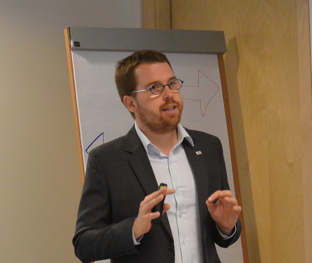 Martin steht bei einem Vortrag vor einer Flipchart